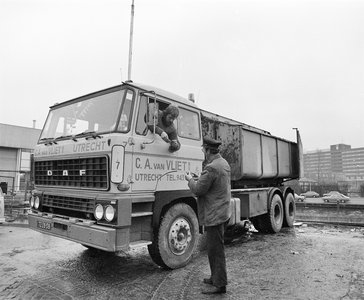 858811 Afbeelding van een vrachtwagen van de firma C.A. van Vliet bij de Stortplaats van de Gemeentelijke ...